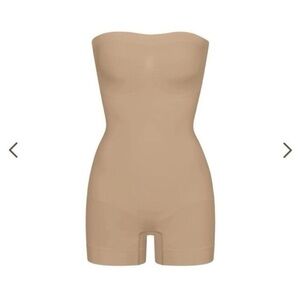 SKIMS SEAMLESS SCULPT STRAPLESS SHORTIE BODYSUIT CLAY BEIGE SMALL
